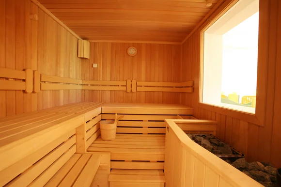 Leere Sauna aus hellem Holz
